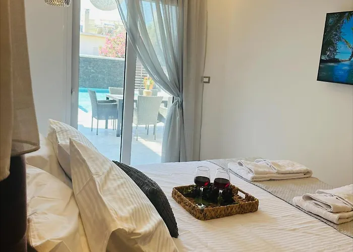 Dom wakacyjny Flev's Luxury House With Pool