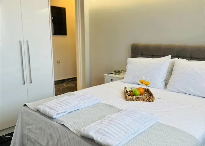 Flev's Luxury House With Pool Vakantiehuis Kremastí