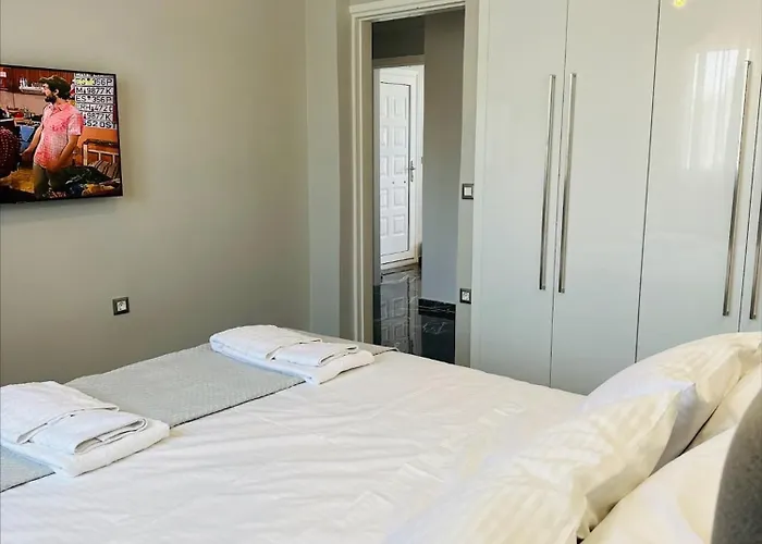 Vakantiehuis Flev's Luxury House With Pool *