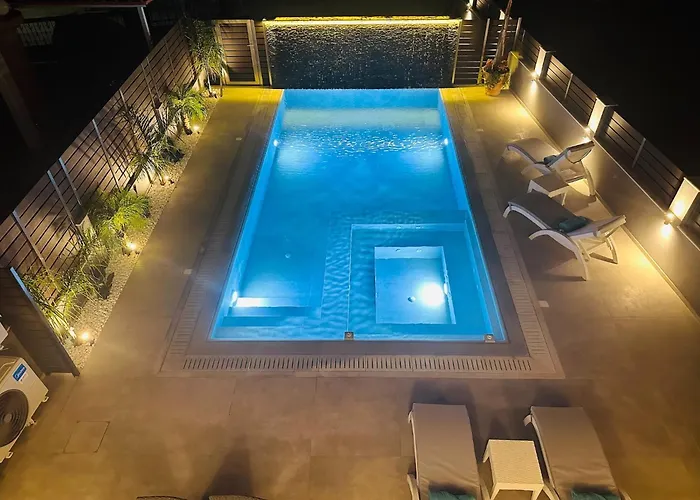 Vakantiehuis Flev's Luxury House With Pool